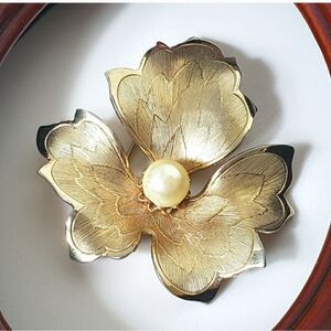 VINTAGE Elegant Goldtone Leaf Brooch Pin Faux Pearl Accent